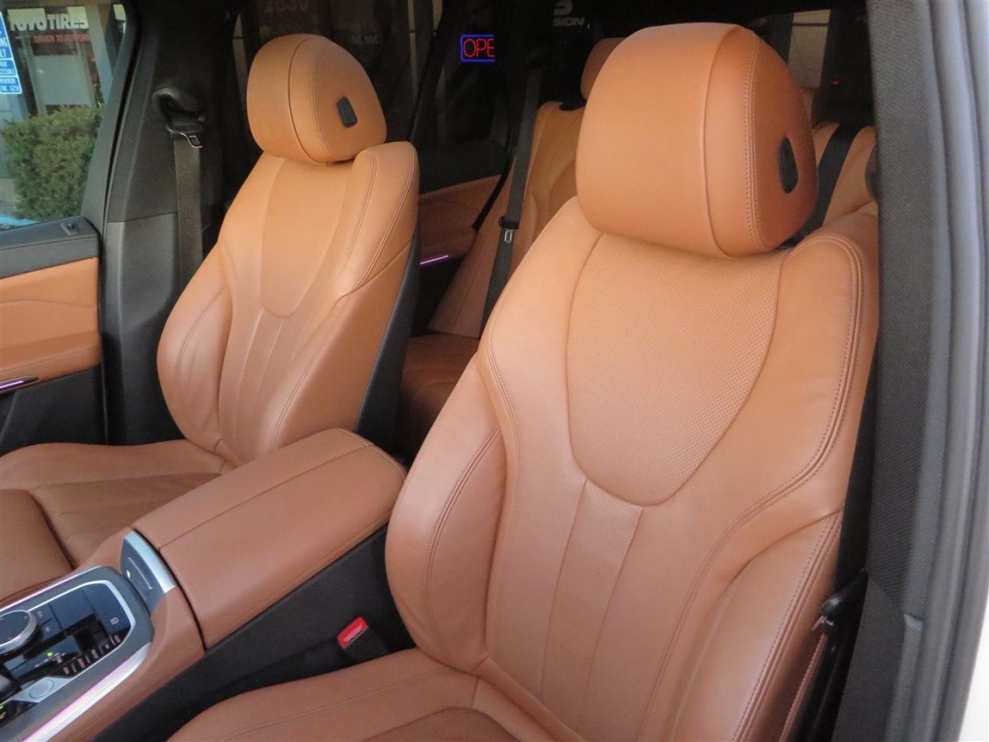2022 White /BROWN BMW X5 xDrive40i (5UXCR6C08N9) with an 3.0L L6 DOHC 24V engine, 8A transmission, located at 2630 Grass Valley Highway, Auburn, CA, 95603, (530) 508-5100, 38.937893, -121.095482 - Photo#15